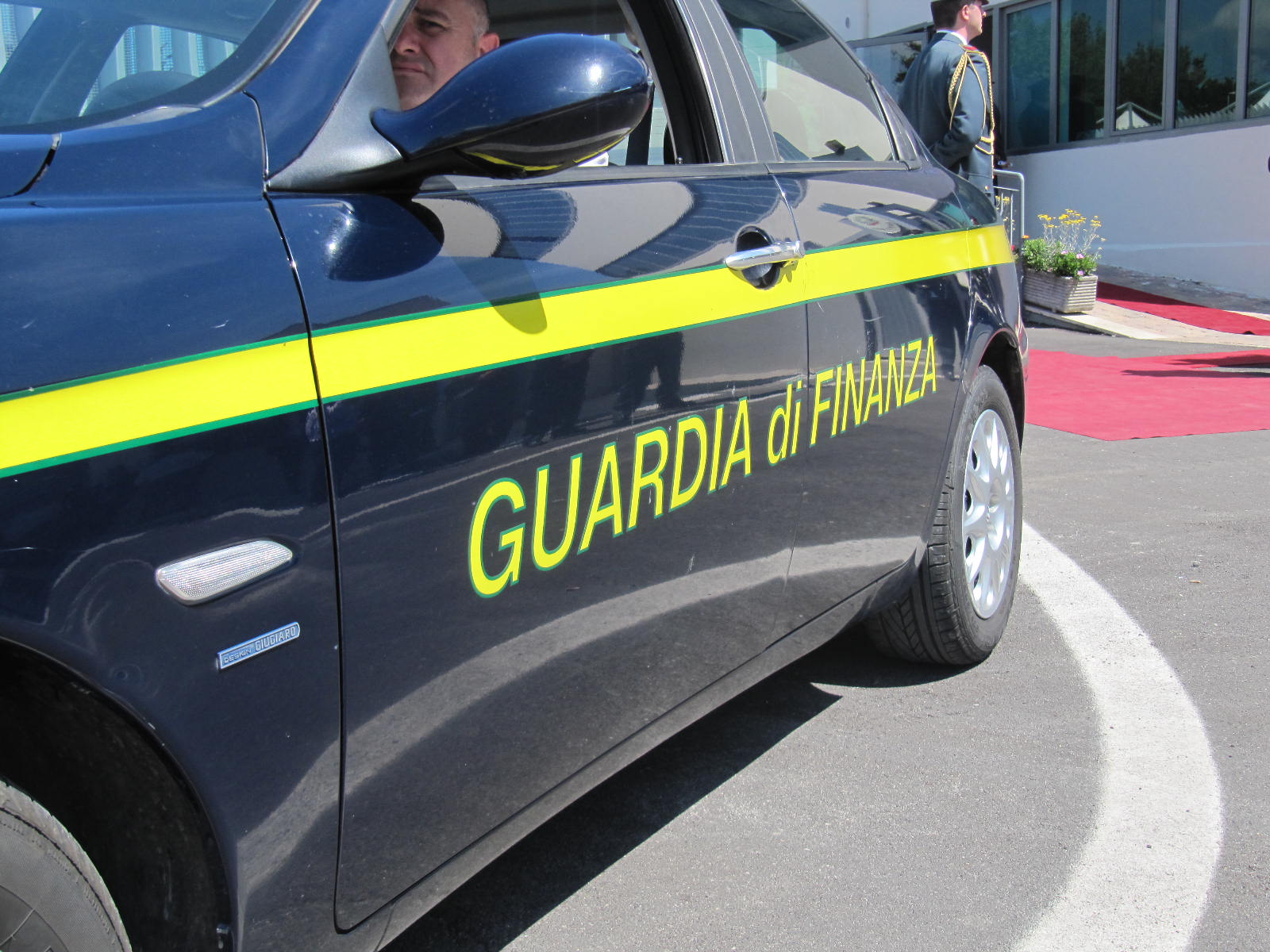 Traffico illecito di sostanze stupefacenti: operazione della Finanza in Basilicata, Puglia e Sicilia. 12 persone arrestate