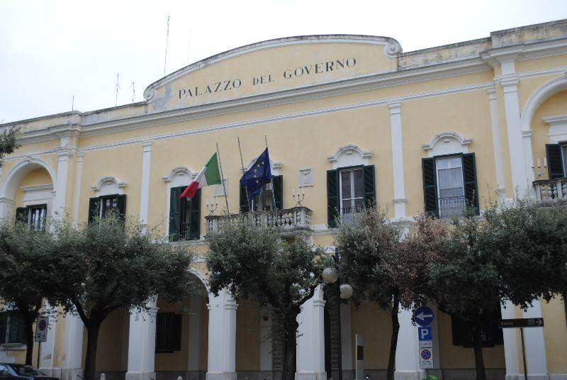 Matera, il prefetto Sante Copponi consegna nel chiostro del Palazzo del Governo le Onorificenze al merito della Repubblica italiana e una Medaglia d’Onore