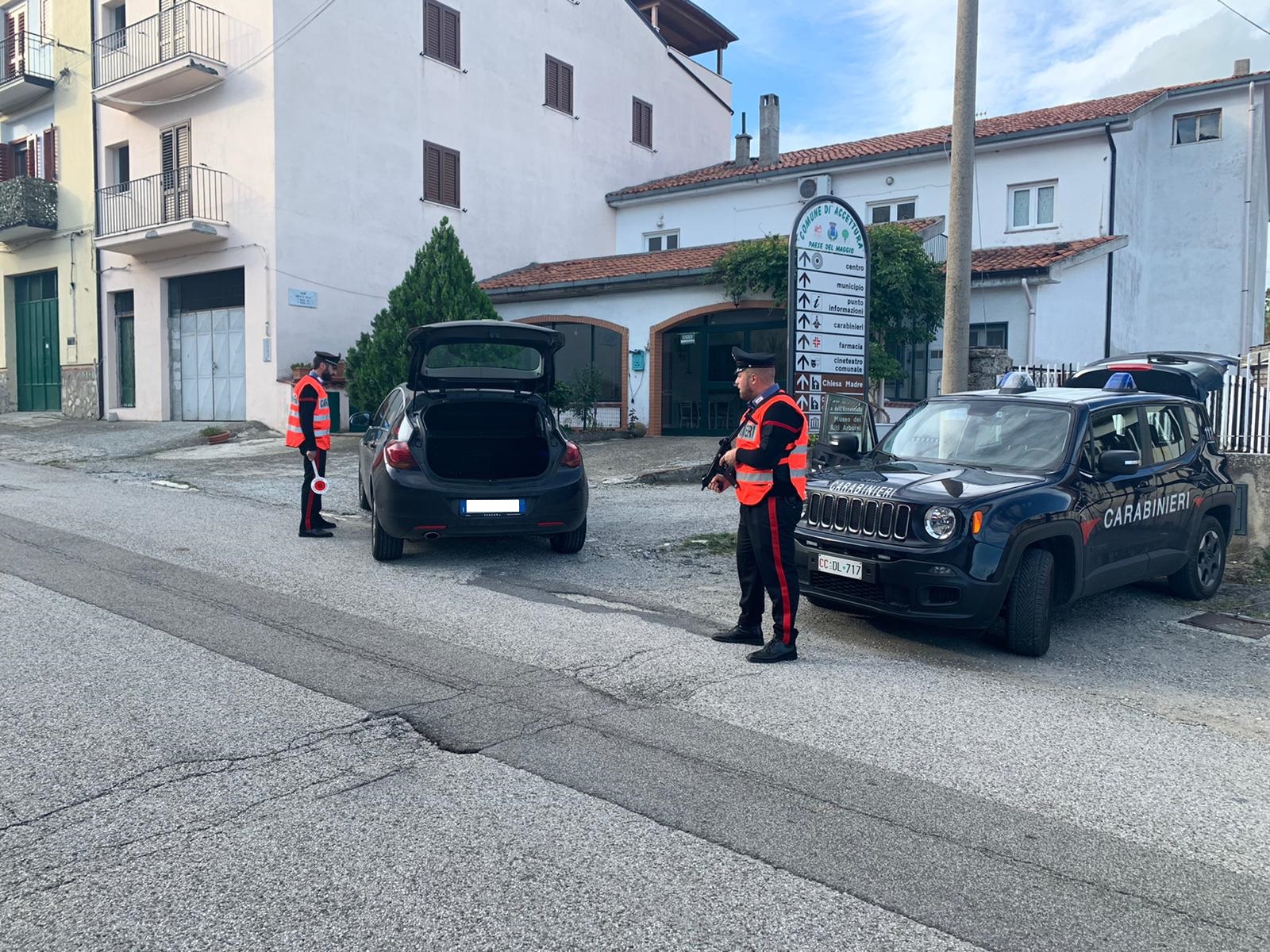 Hashish e marijuana nascosti in auto, 20enne di Accettura denunciato dai Carabinieri