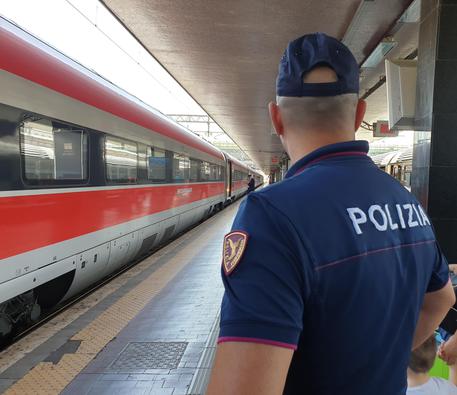 Agenti della Polizia Ferroviaria di Metaponto aiutano un giovane in difficoltà