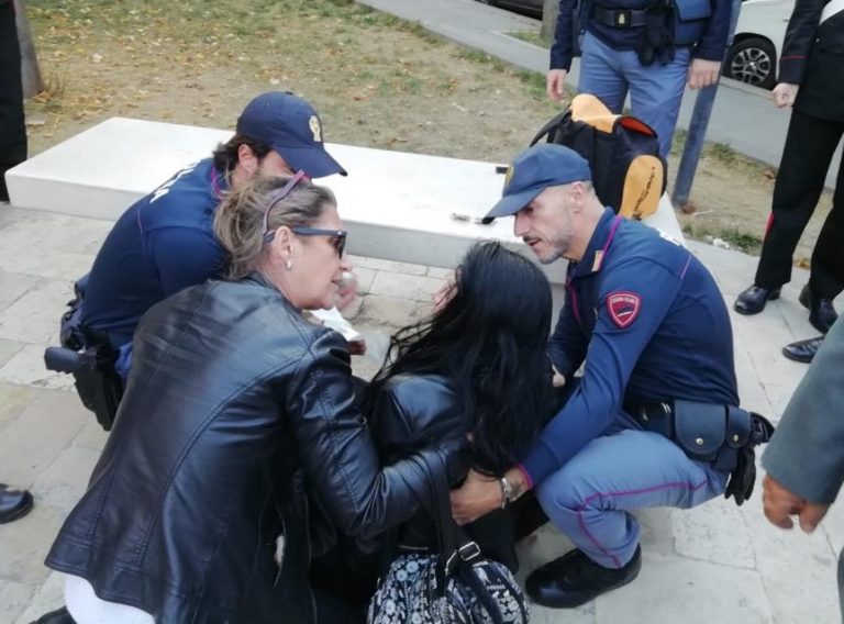 Due poliziotti soccorrono a Matera una donna colta da malore e la salvano da soffocamento
