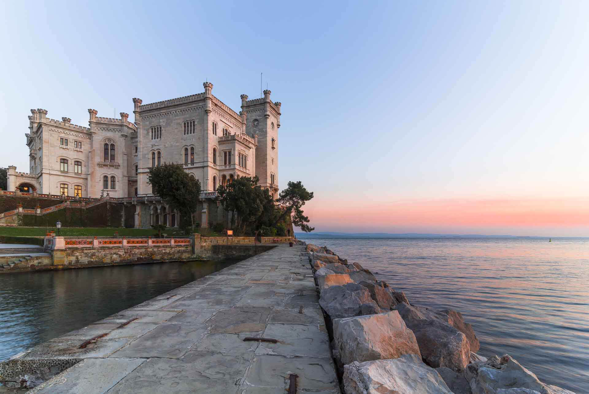 È di un uomo originario di Matera il cadavere rinvenuto nelle acque di fronte la zona del Castello di Miramare a Trieste