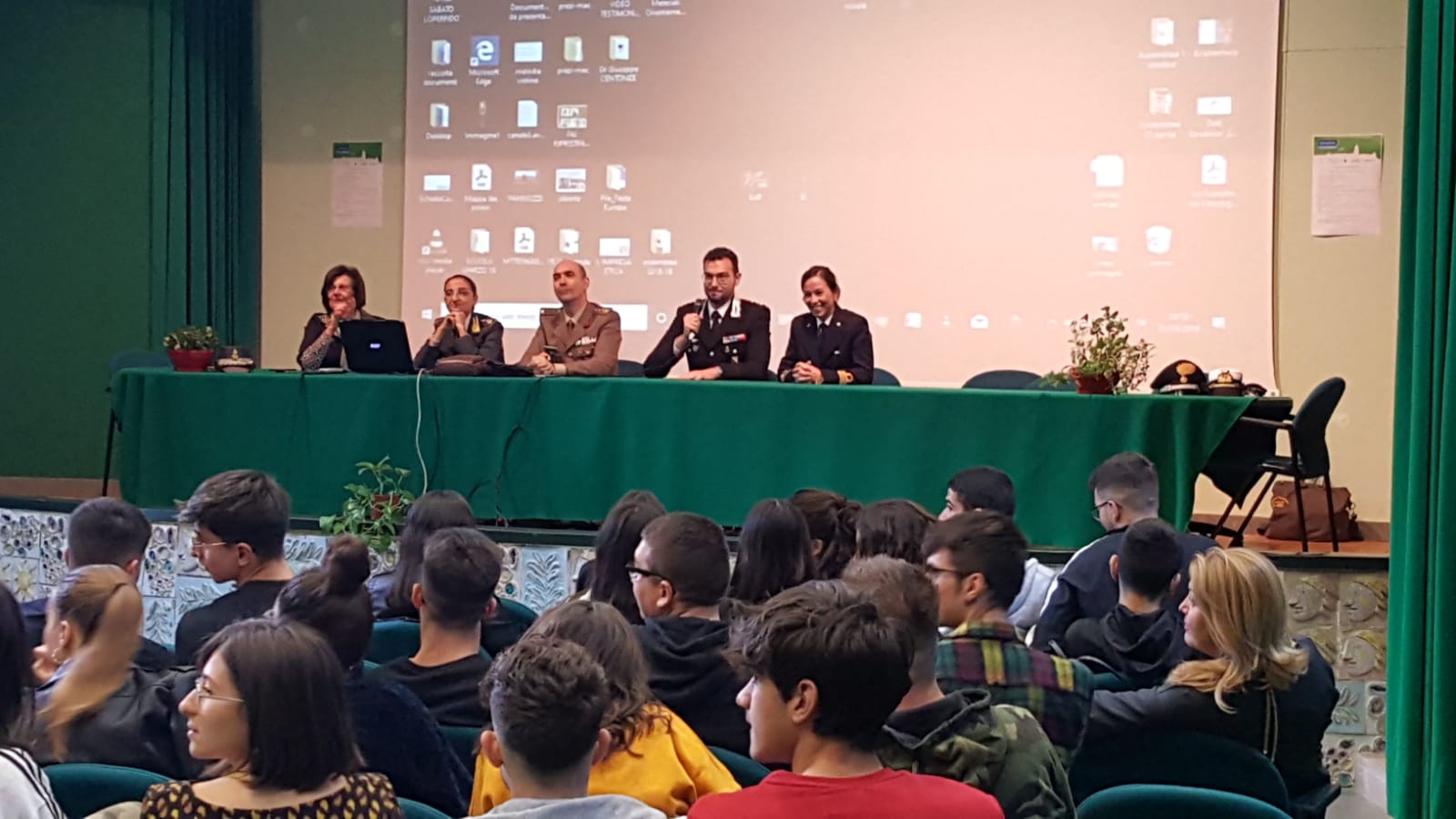 Il significato del 4 Novembre: a Matera i Carabinieri e i rappresentanti delle altre Forze Armate incontrano gli studenti