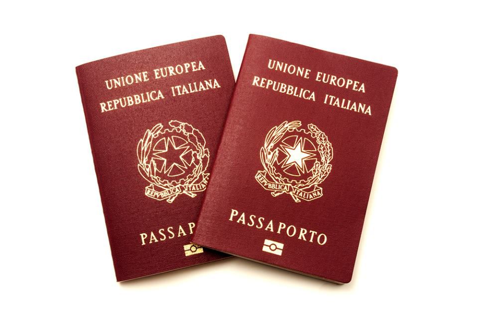 Con la richiesta online del passaporto scompaiono le file in Questura