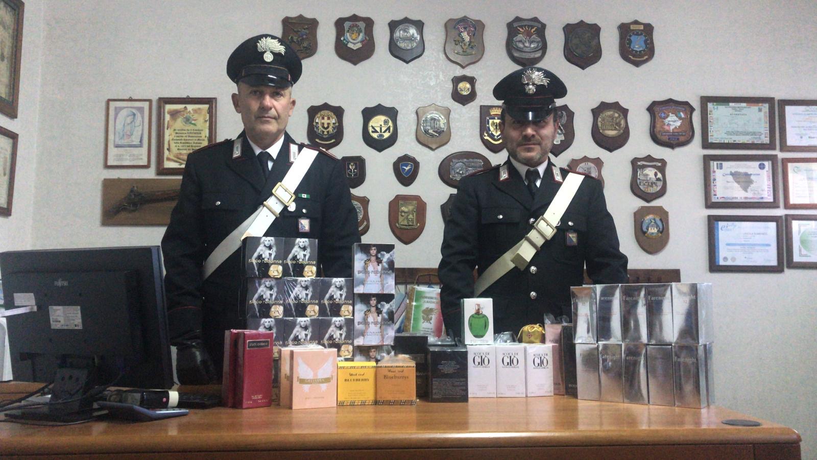 Con la macchina piena di profumi contraffatti, due napoletani denunciati a Montalbano dai Carabinieri