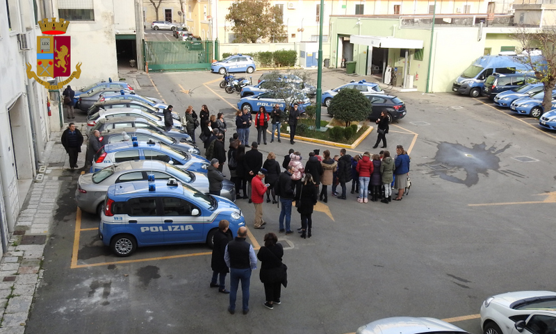 Polizia, Natale a Matera nel segno della solidarietà con i ragazzi bielorussi in visita in Questura