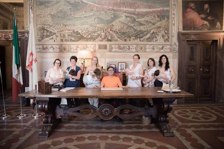 “Io ciuccio dove mi pare” fa tappa a Firenze: grazie alla fotografa potentina Claudia Marone Palazzo Vecchio avrà il primo baby pit stop