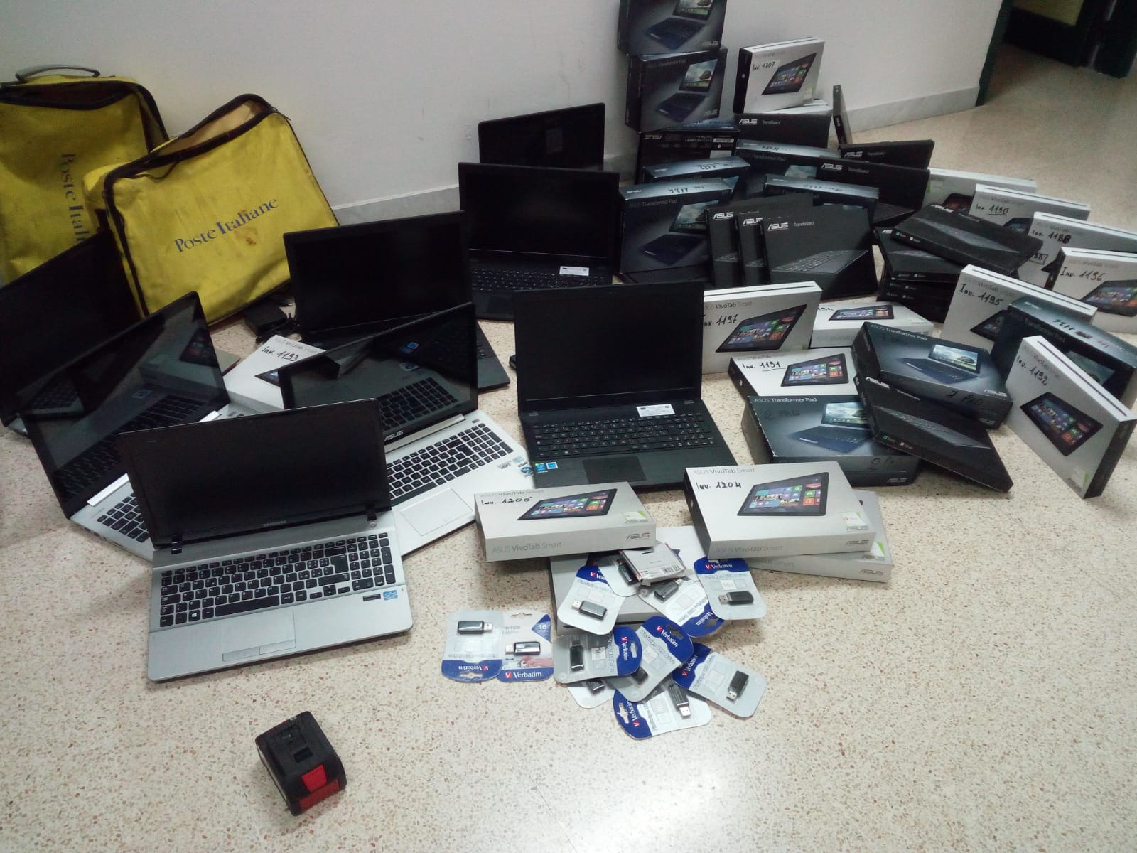 Mezzo milione di euro di materiale informatico rubato nelle scuole di Basilicata, Puglia e Abruzzo. Due persone in manette nell’ambito dell’operazione dei Carabinieri di Matera “Notebook”