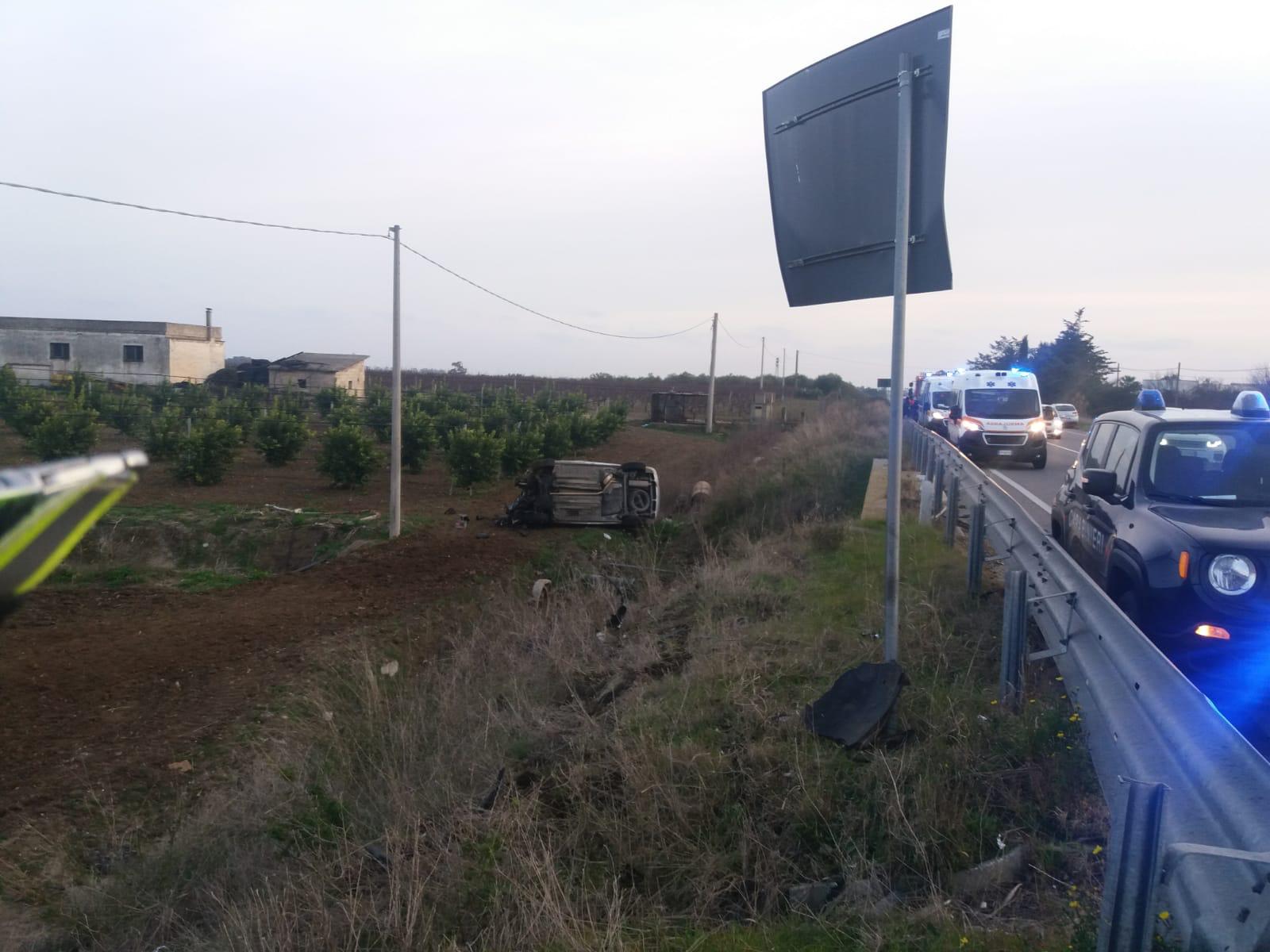 Incidente da brividi sulla SP 3 in direzione Matera: auto invade la corsia opposta e finisce in un canale. Ferito il conducente