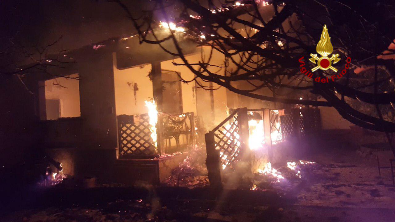 Pietragalla (PZ), in fiamme un’abitazione in contrada Maso