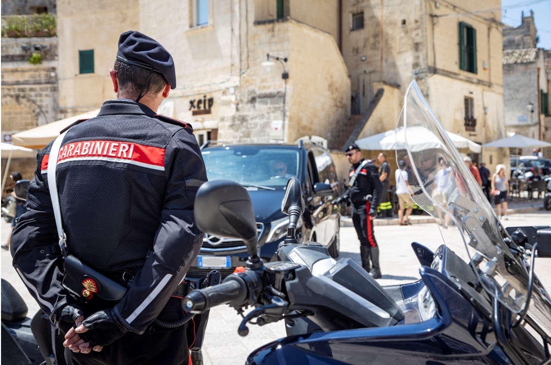 Ubriaco ruba un furgone del latte e si schianta contro un muro: 34enne arrestato a Matera dai Carabinieri