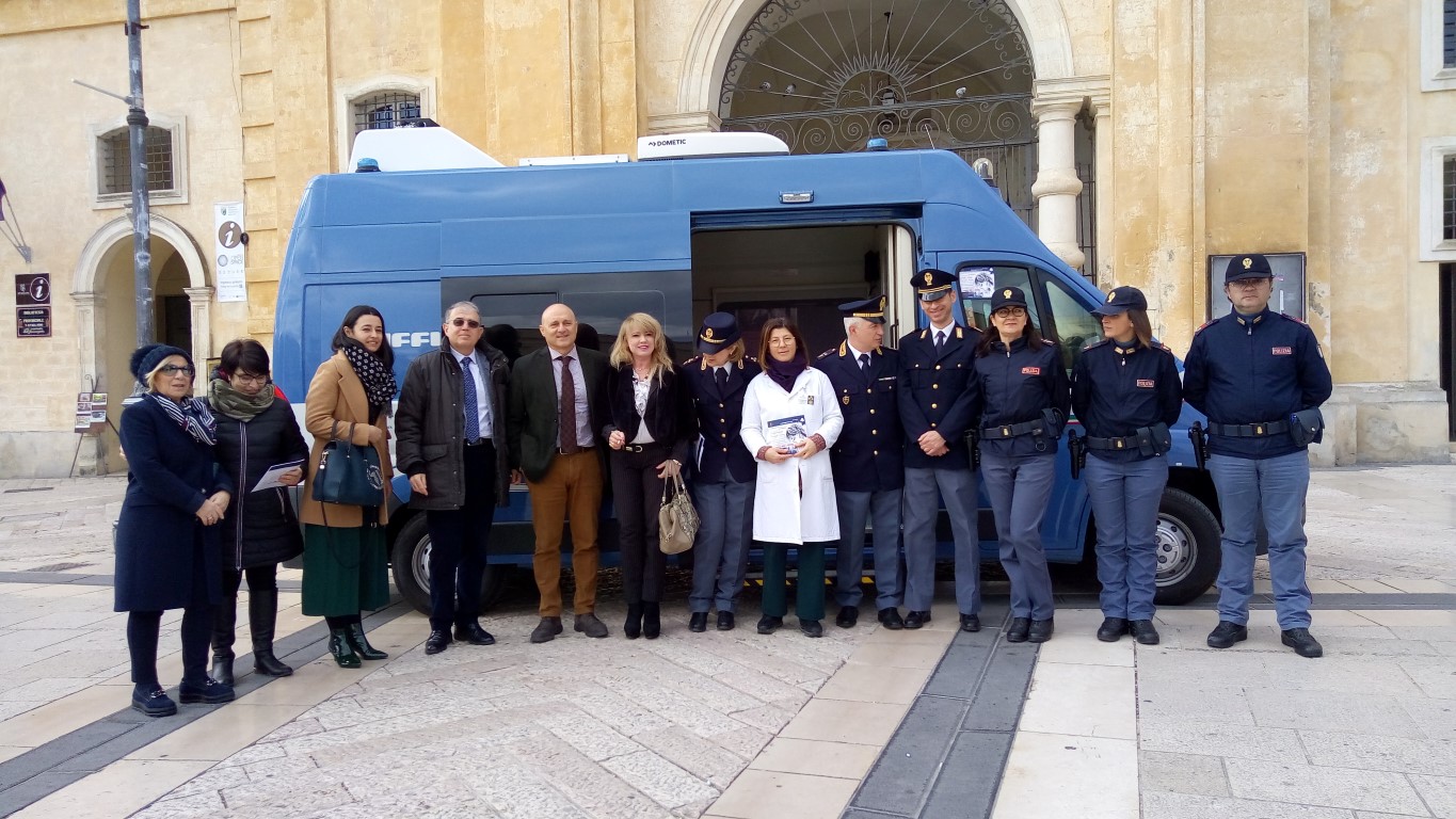 Matera, a San Valentino torna il camper della Polizia di Stato in Piazza Vittorio Veneto. Prosegue la campagna contro la violenza di genere “Questo non è amore”