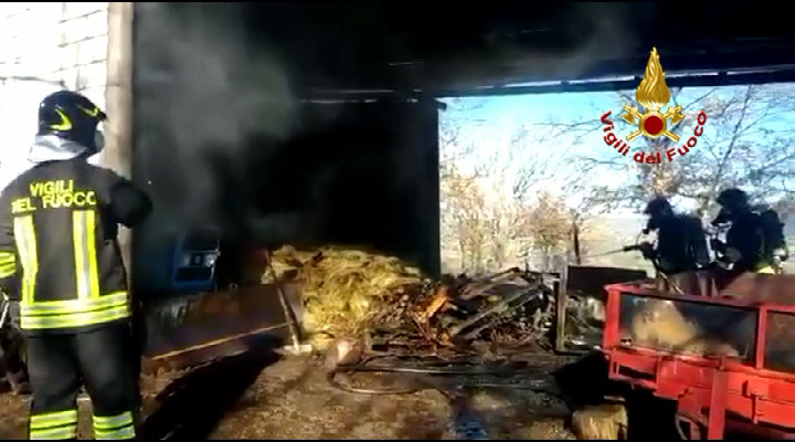 Incendio in un deposito che custodiva mezzi agricoli e  balle di fieno in contrada Alto Cesine a Picerno (PZ), intervento dei Vigili del Fuoco
