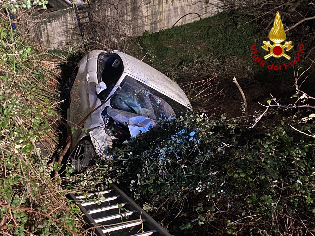 Muro Lucano (PZ), auto contro guardrail precipita da un viadotto. Tre persone ferite