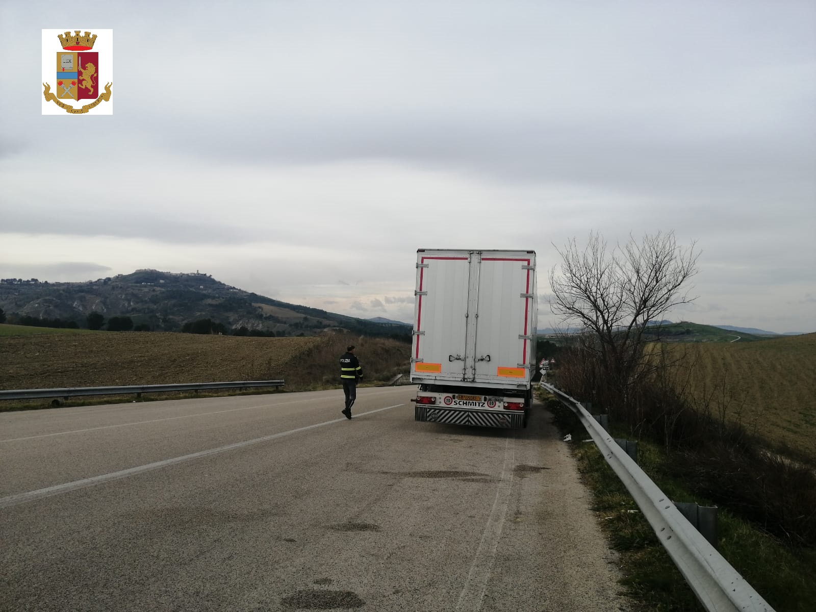 Rinvenuto dalla Polstrada di Matera nei pressi di Miglionico un semirimorchio furgonato rubato a Cerignola