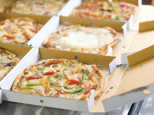 Nonostante il divieto vende pizza al banco: a Matera i Carabinieri denunciano il proprietario di una pizzeria e un cliente