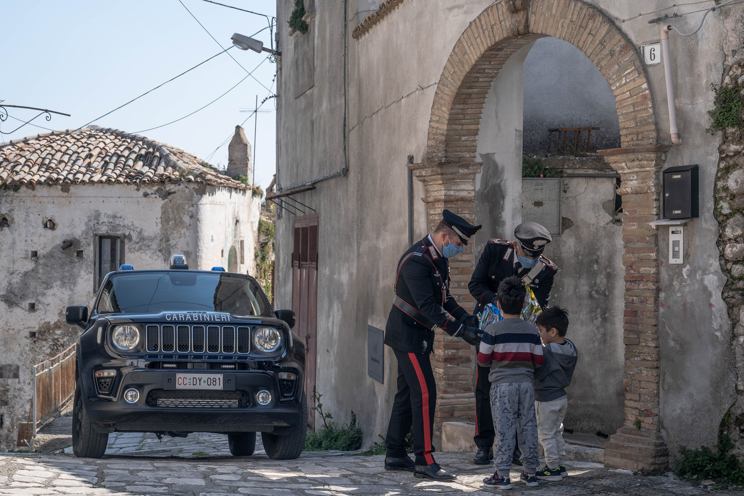 Pasqua solidale a Grottole: i Carabinieri donano un sorriso ai bambini delle famiglie in difficoltà