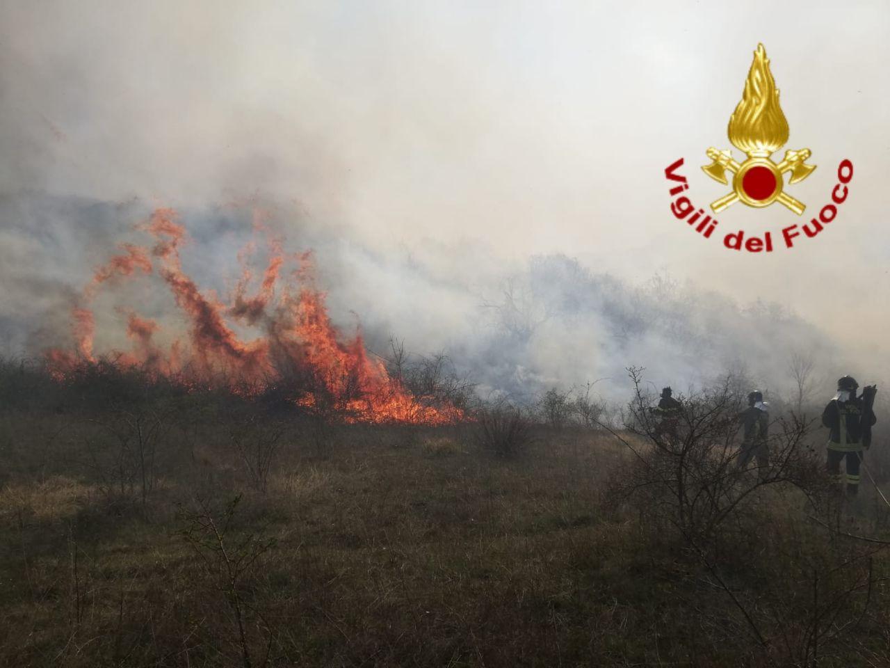Incendi di sterpaglie, interventi dei Vigili del fuoco  di Potenza a Tito e Pignola