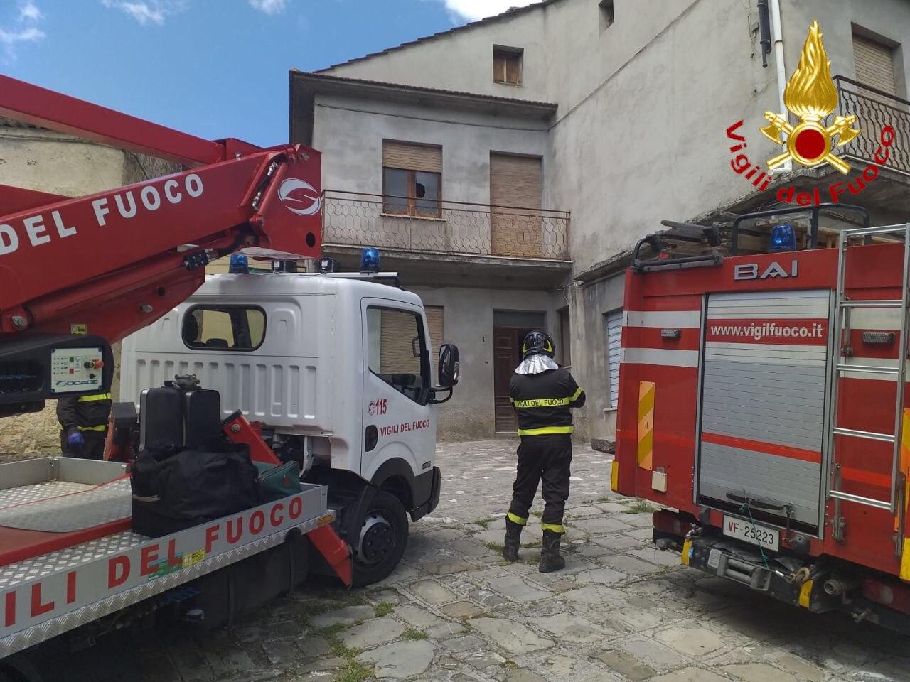 San Costantino Albanese (PZ): 80enne non risponde al citofono, i Vigili del fuoco lo trovano senza vita