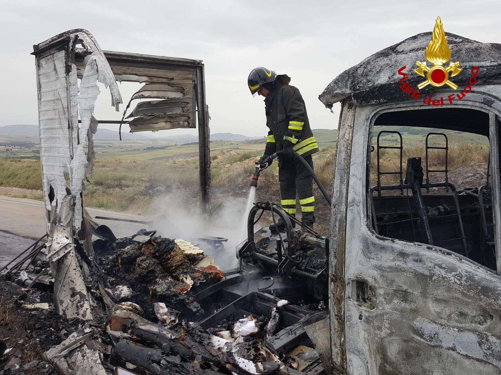 Autocarro in fiamme, intervento dei Vigili del fuoco ad Acerenza