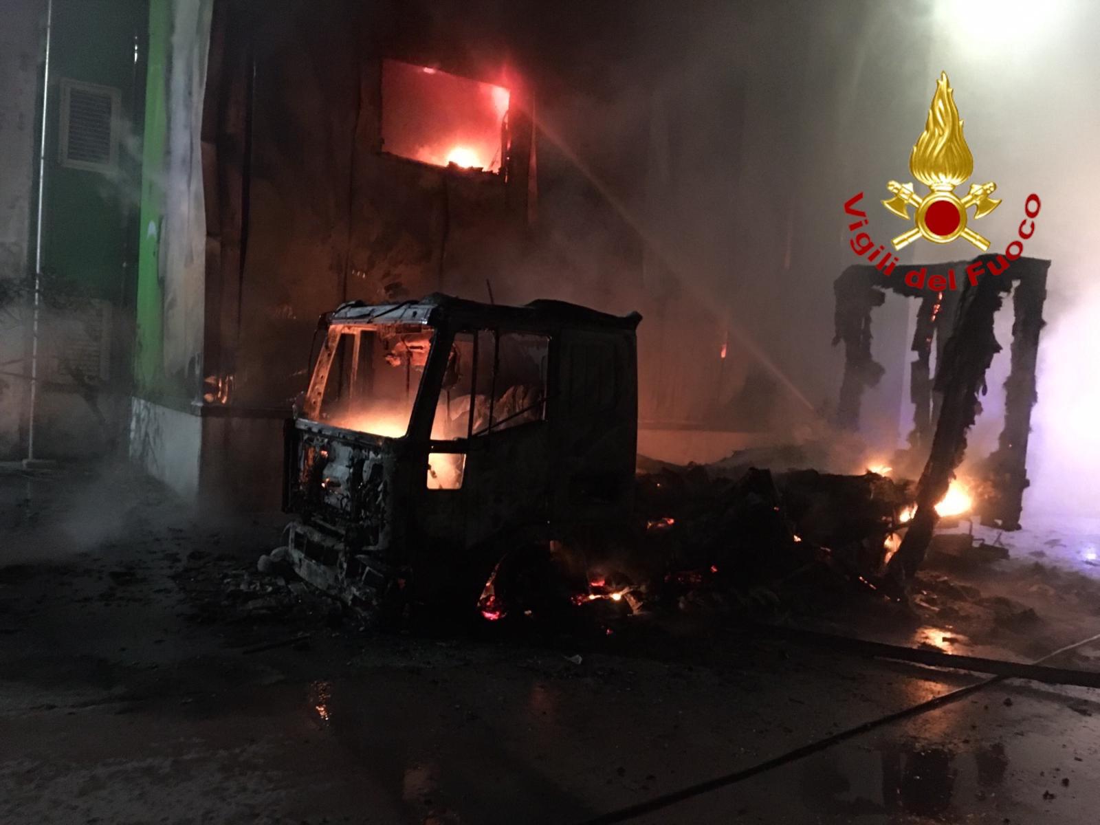 In fiamme un caseificio di Filiano (PZ). Intervento dei Vigili del Fuoco