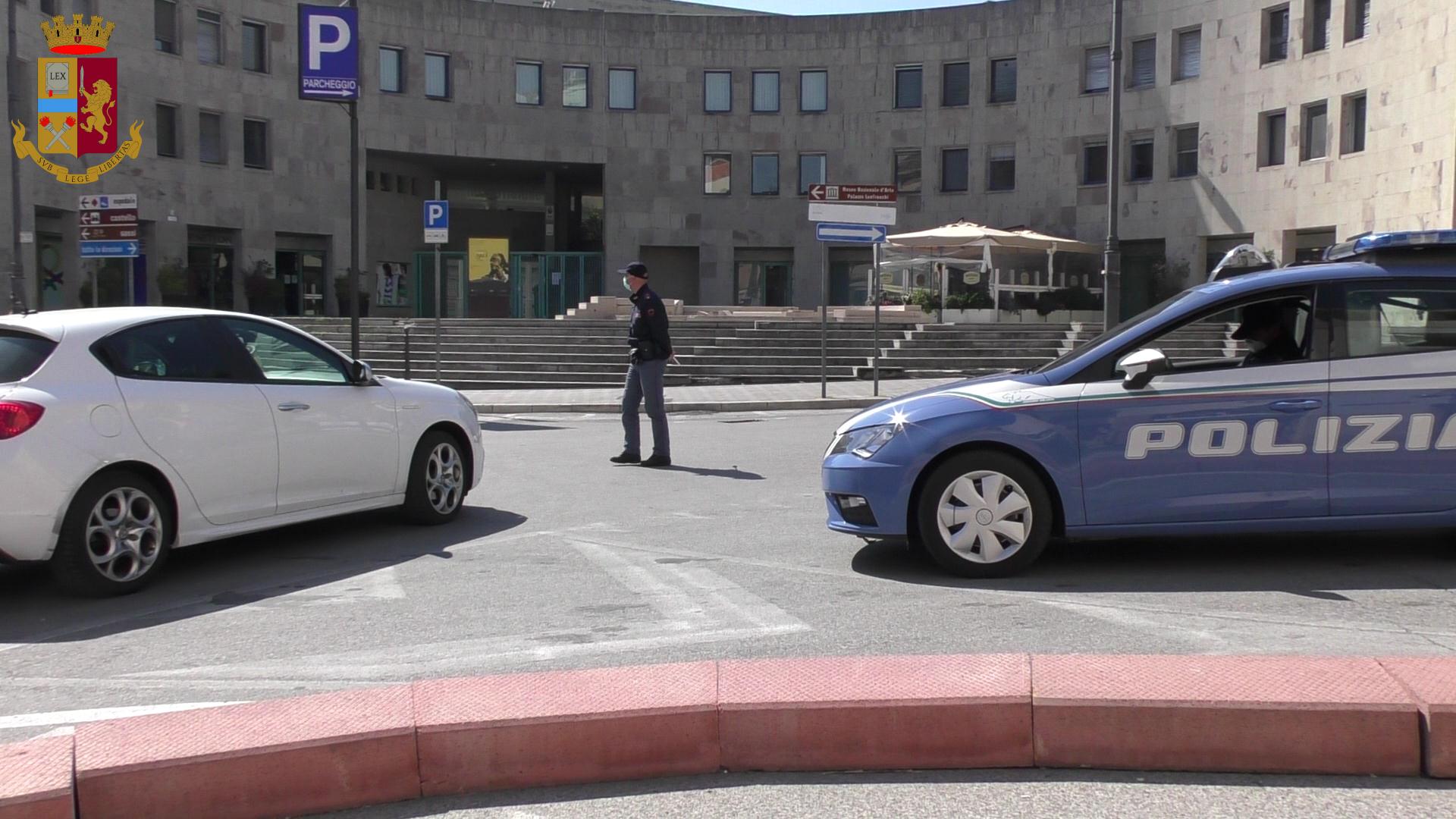 “Usate la mascherina”: il messaggio diffuso nel centro di Matera tramite altoparlante da un’auto della Polizia
