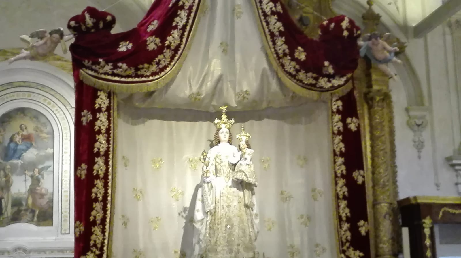 “Maria, la nostra Madonna della Bruna, proprio questa mattina ci insegna che tutti abbiamo bisogno di aprirci ad una visione di speranza.” L’omelia della Messa dei Pastori pronunciata da monsignor Caiazzo