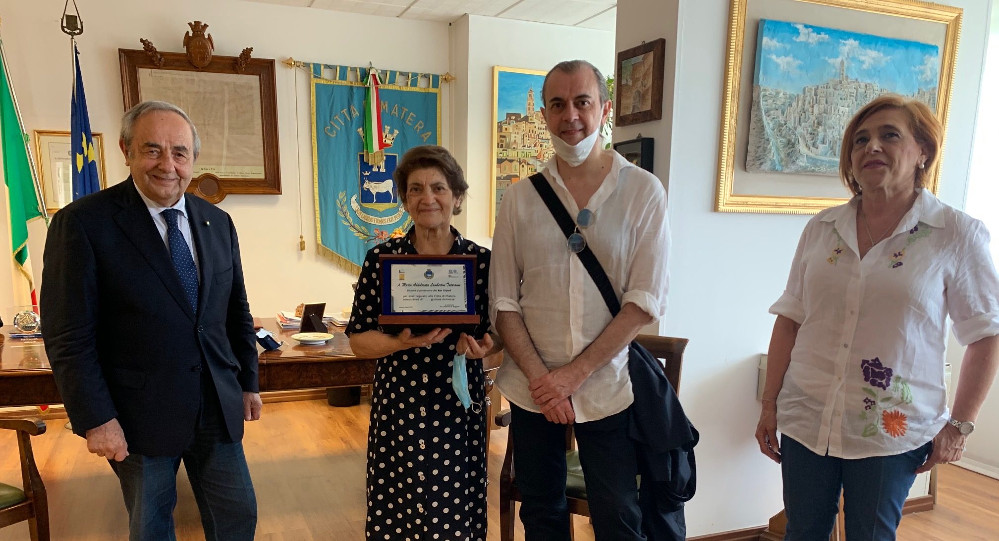 Sessant’anni di gustose dolcezze: il sindaco di Matera consegna una targa alla titolare del Bar Tripoli