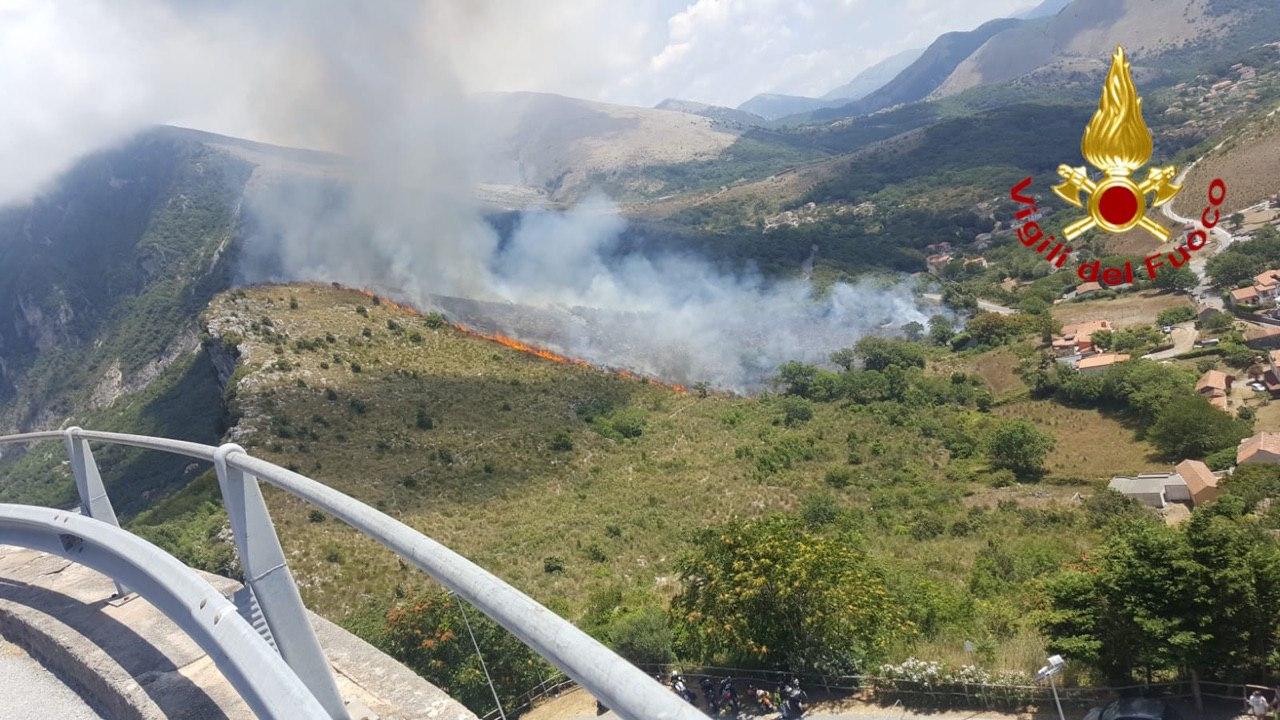 In fiamme il bosco di Maratea. Intervengono anche un Canadair e un elicottero dei Vigili del fuoco