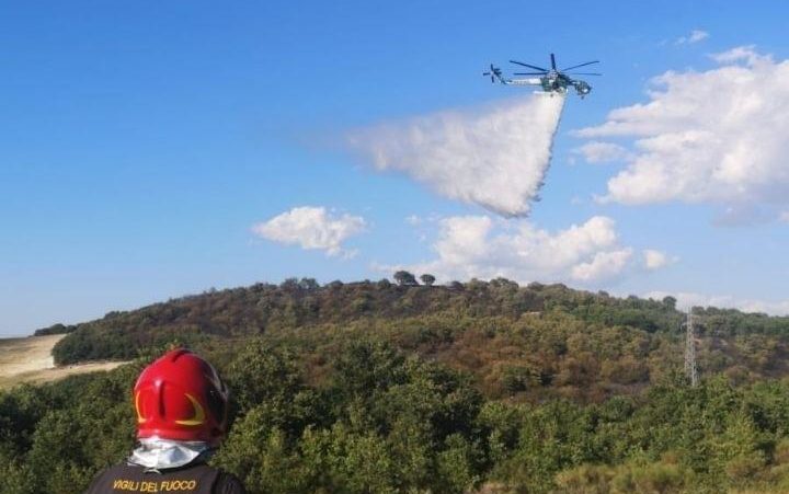 Fiamme nel bosco di Venosa, in azione due elicotteri dei Vigili del fuoco