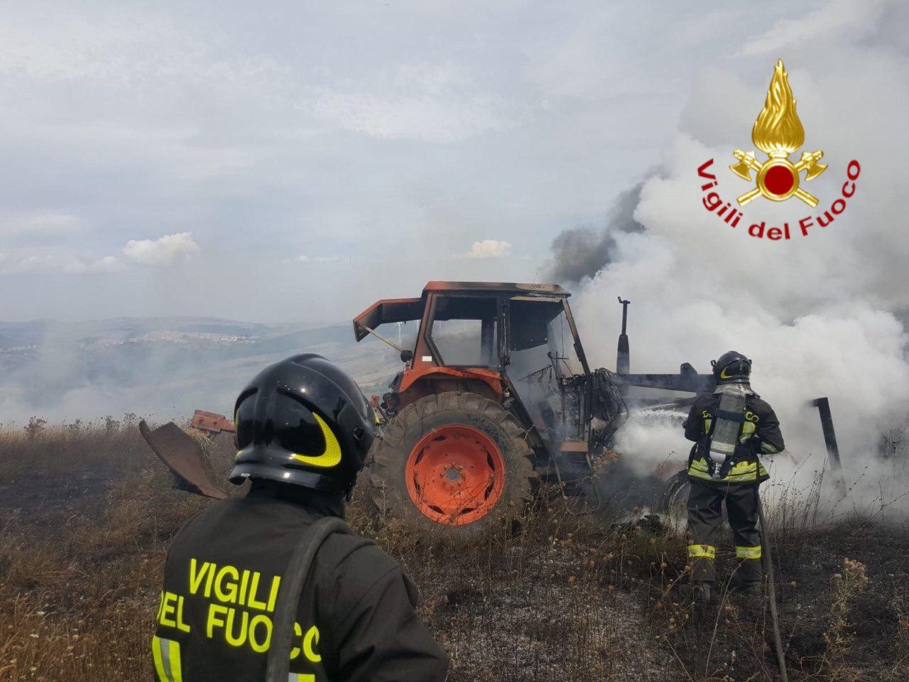 In fiamme un trattore nel parco eolico di Cancellara. Intervento dei Vigili del fuoco