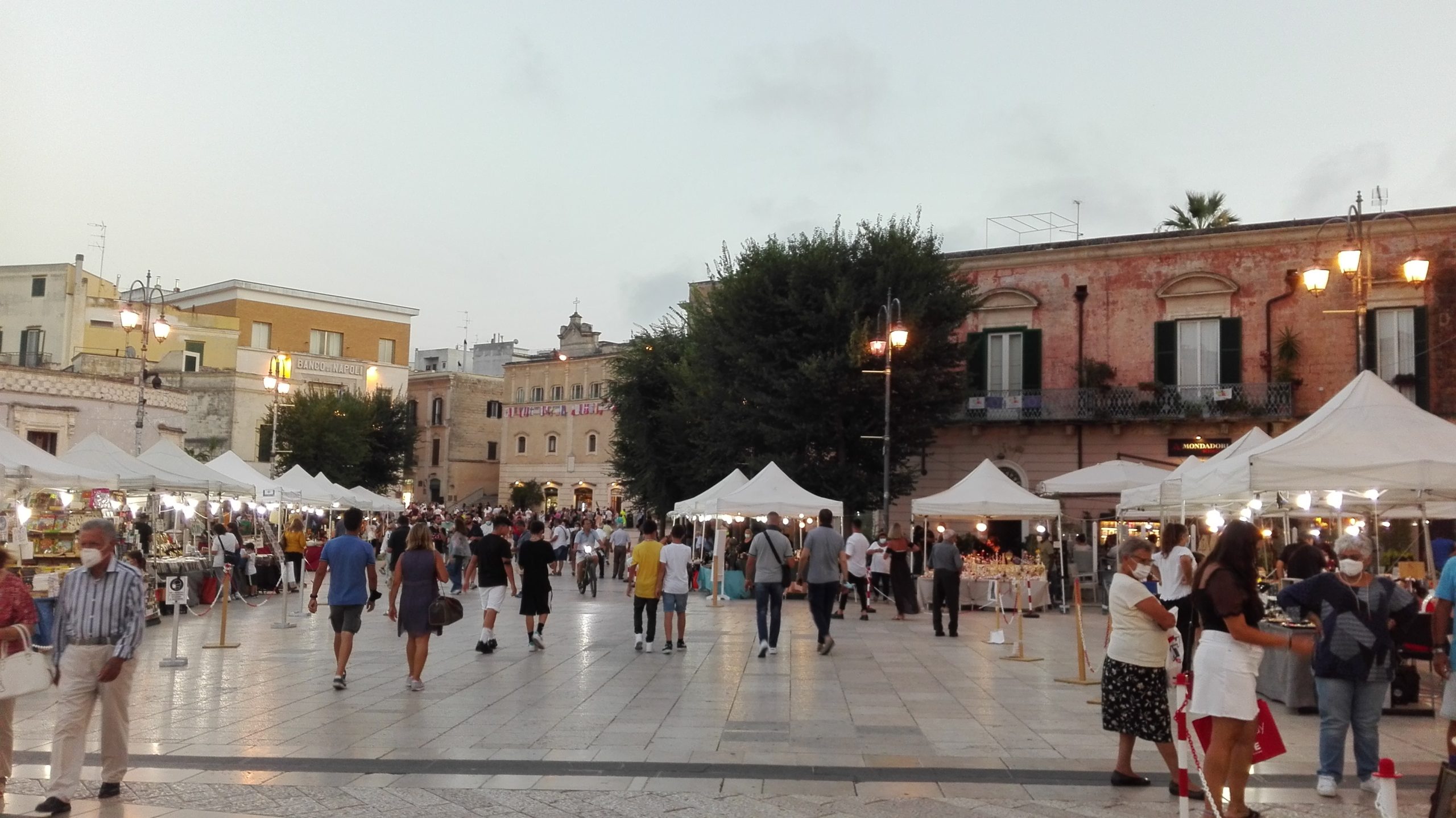 Matera, sospeso il mercatino in piazza Vittorio Veneto
