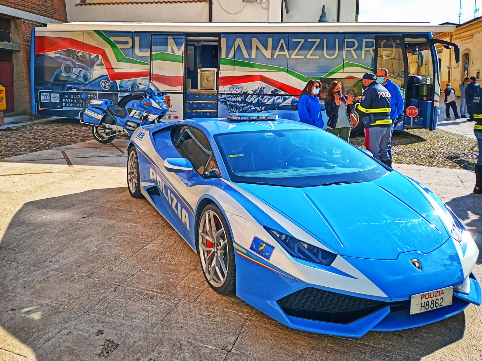 Il Pullman Azzurro e la Lamborghini della Polizia di Stato a Grassano per incontrare gli studenti