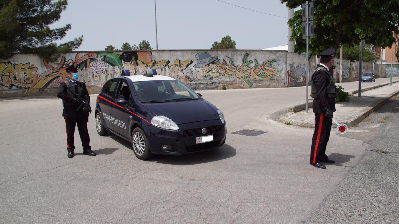 Getta l’eroina quando vede i Carabinieri, 57enne denunciato a Policoro