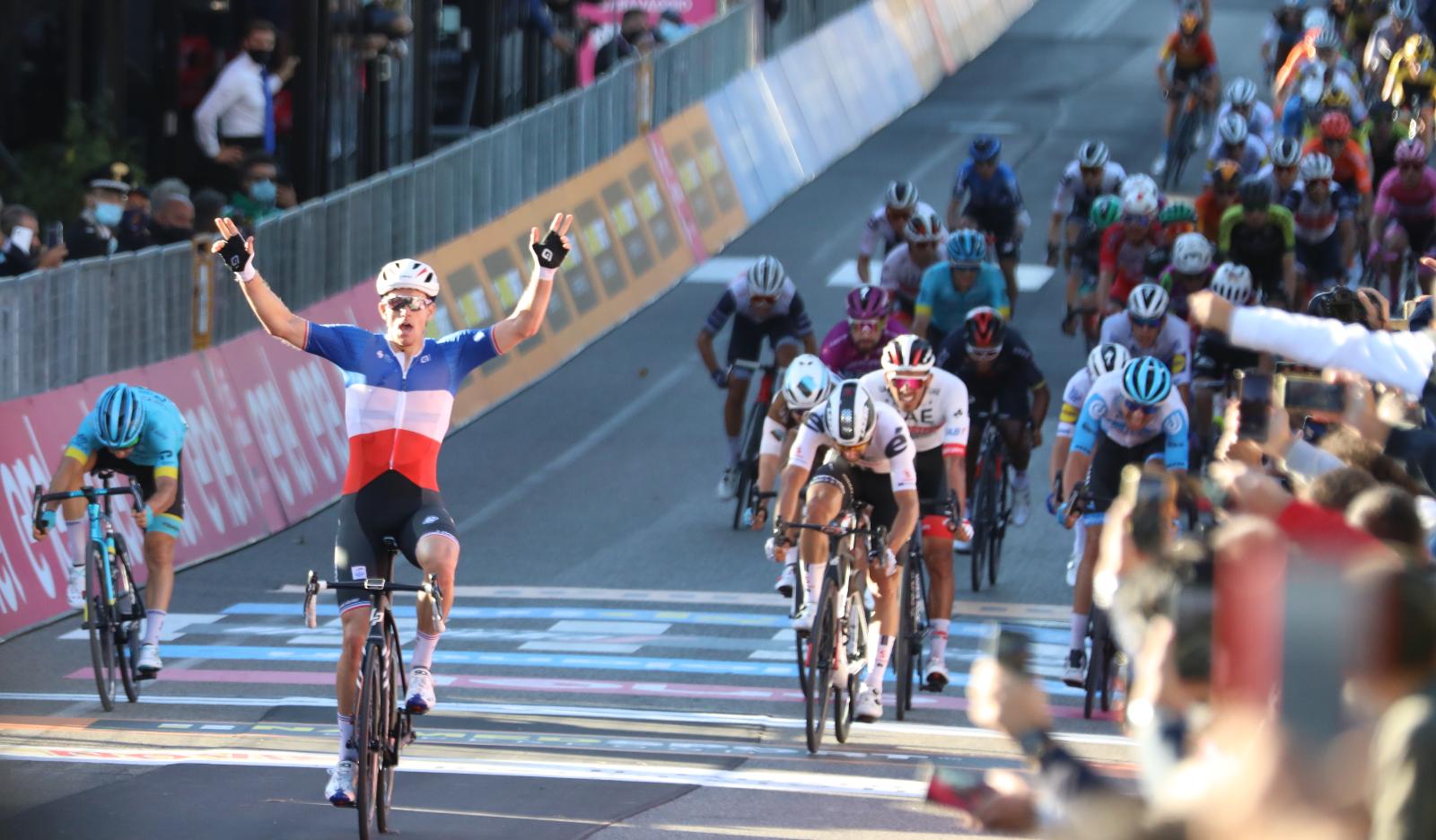 Arnaud Demare vince la sesta tappa del Giro d’Italia (Castrovillari-Matera). Gli scatti del fotografo Sandro Quarto