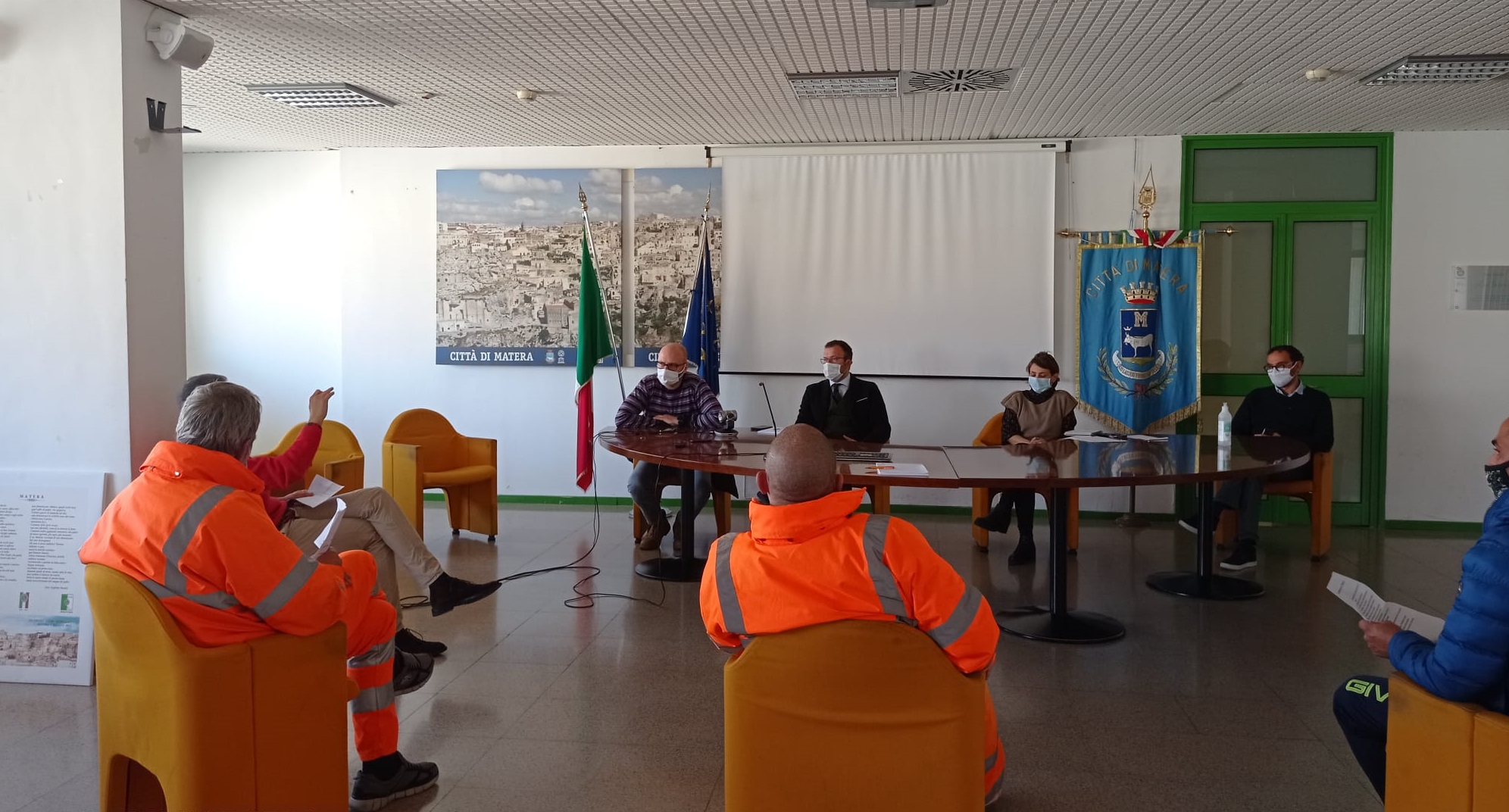 Raccolta rifiuti a Matera, lavoratori ricevuti dal sindaco Bennardi