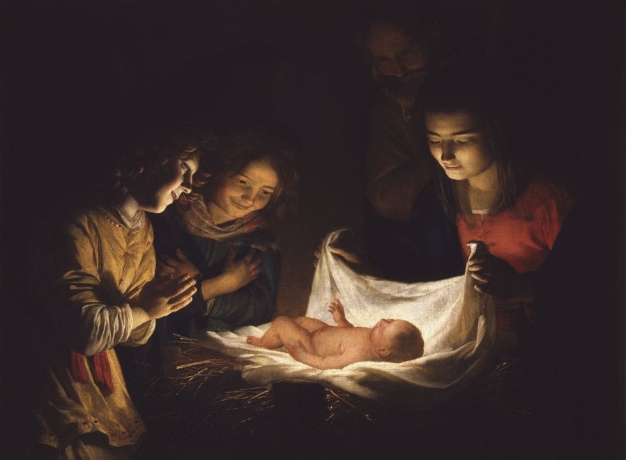 Mons. Caiazzo nell’omelia della Messa di Natale: “L’evangelista Giovanni ci ricorda comunque che le tenebre non hanno il potere di sconfiggere la luce”