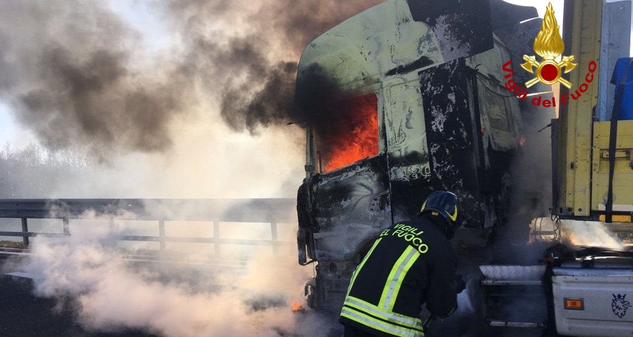Autocarro in fiamme sull’Autostrada del Mediterraneo, illeso il conducente. Rocambolesco intervento dei Vigili del fuoco di Potenza e Lauria
