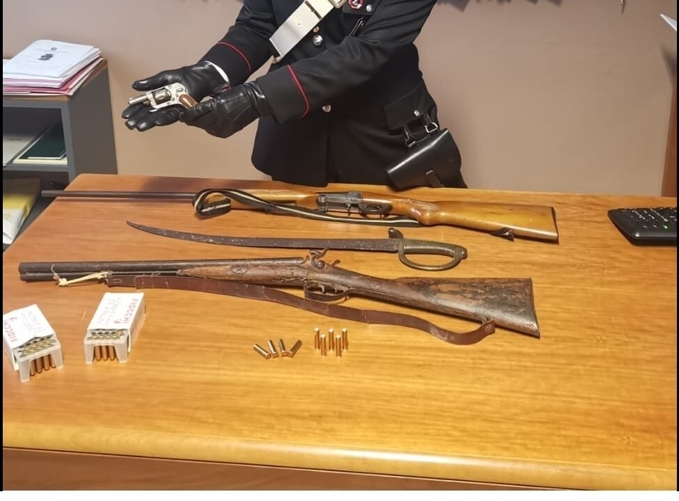 Fucili, una spada e una pistola nascosti in casa: un uomo di Grottole denunciato dai Carabinieri per detenzione abusiva di armi e munizioni