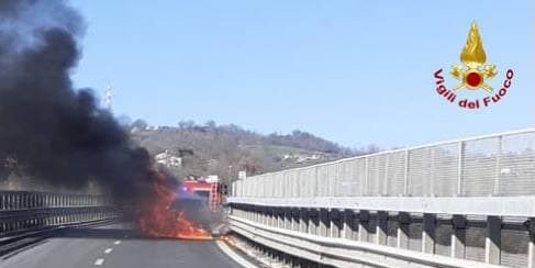 Auto in fiamme  sul raccordo autostradale Potenza-Sicignano, intervento dei Vigili del fuoco
