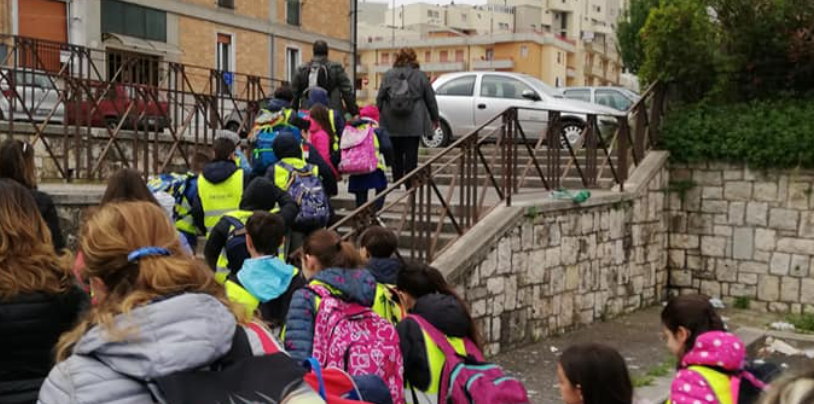 Matera, a maggio ritorno a scuola con il Pedibus. L’iniziativa di mobilità sostenibile di Comune e Uisp estesa agli alunni delle classi prime e seconde della Primaria