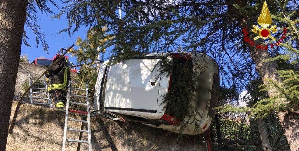 Incidente nei pressi di Picerno: auto in bilico su un muretto in cemento armato, intervento dei Vigili del fuoco