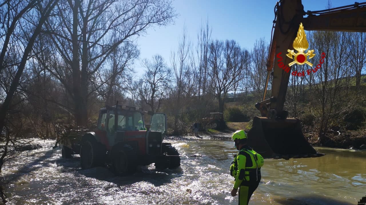 Potenza, trattore bloccato nel torrente Tiera. Intervento dei Vigili del fuoco del soccorso acquatico per aiutare il conducente