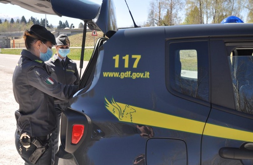 Scoperta dalla Guardia di Finanza discarica abusiva con auto in disuso, pneumatici e rottami inquinanti nel territorio di Tursi