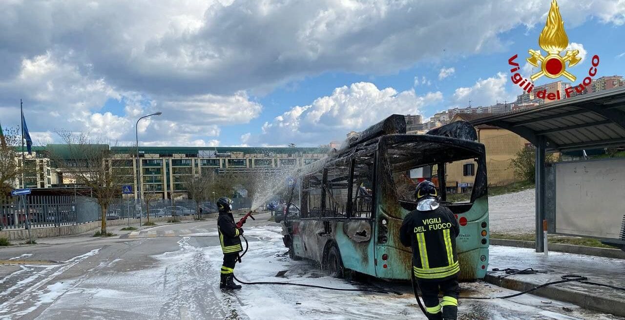 Potenza, autobus urbano in fiamme. Intervento dei Vigili del fuoco
