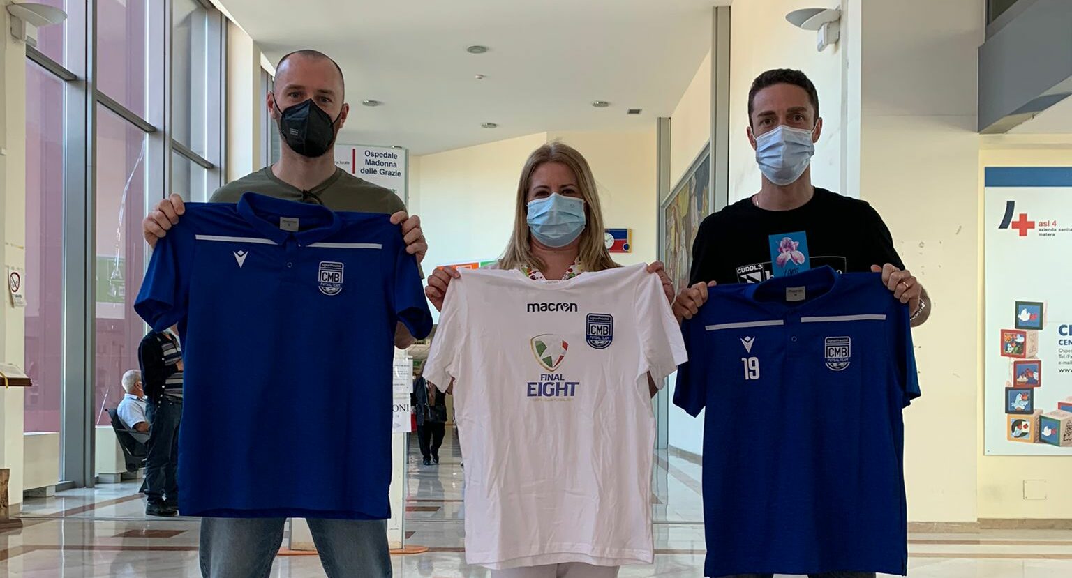 Una maglia e un sorriso, il CMB Matera regala le proprie magliette da gara all’Ospedale di Matera