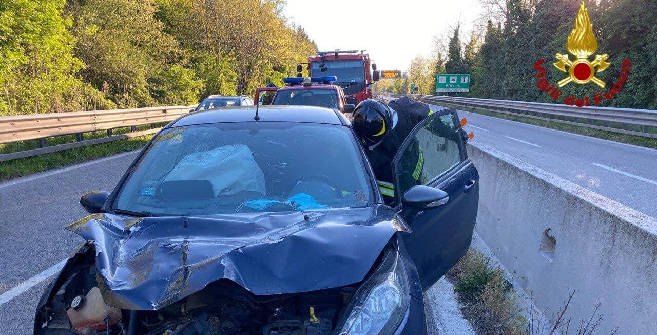 Incidente sul raccordo autostradale Sicignano-Potenza, un ferito