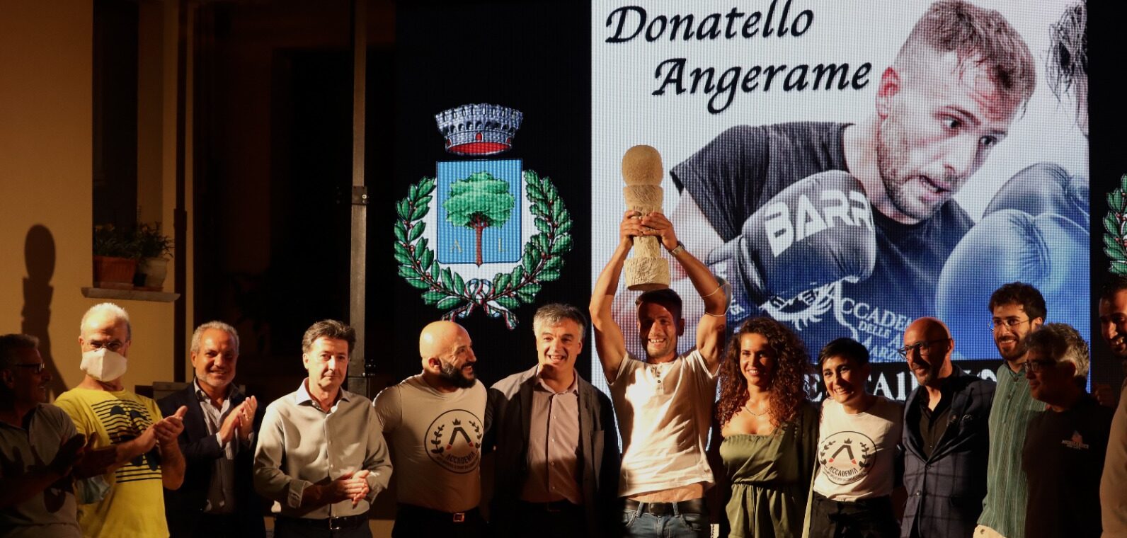 Albano di Lucania festeggia Donatello Angerame, atleta della Nazionale Italiana Federkombat: indosserà  la maglia azzurra ai prossimi Campionati Mondiali di shoot boxe e kick jitsu