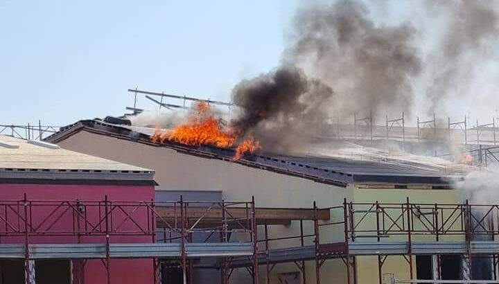 Matera, incendio in un’area del cantiere della scuola di via Bramante