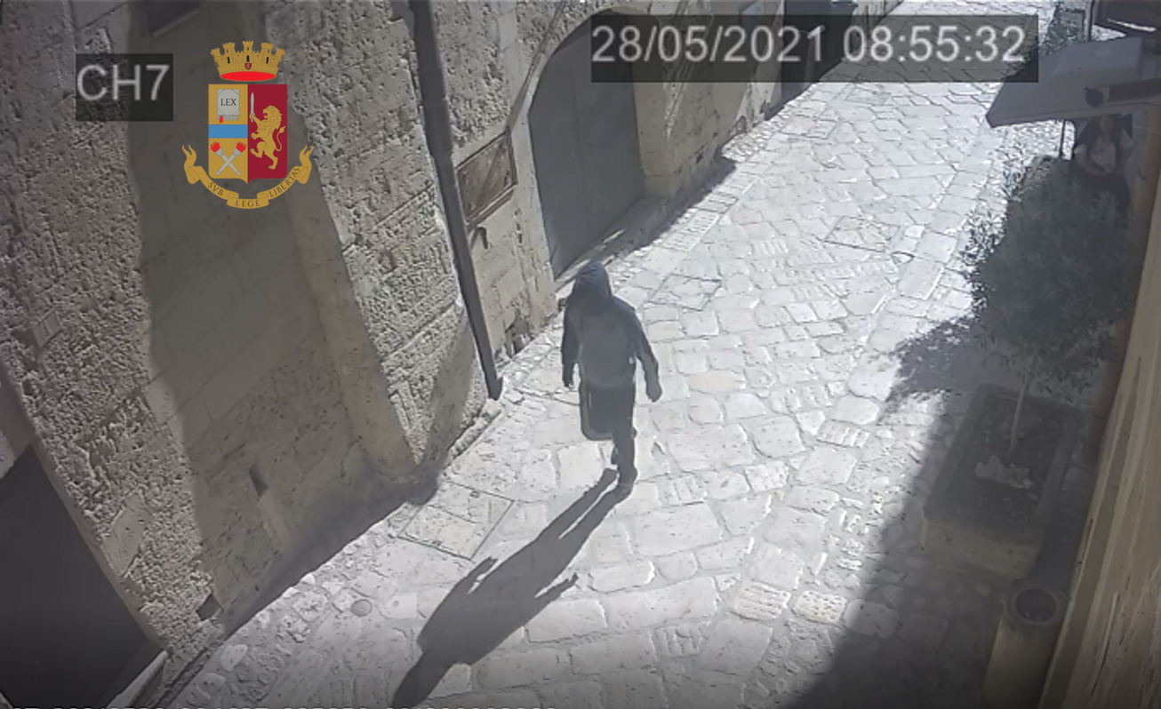 Matera, rapina una donna mentre fa jogging nei Sassi. Ventenne agli arresti domiciliari